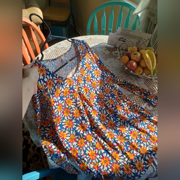 NWOT gleaming gardenias top, lularoe - Picture 7 of 15
